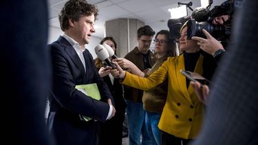 DEN HAAG -Henri Bontebal (CDA) arriveert voor een gesprek over de onderwijsbegroting tussen de coalitie en de oppositie. De oppositiepartijen hadden een eerder aanbod van de coalitie afgewezen. ANP LINA SELG