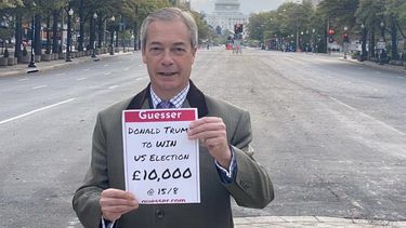 Een foto van Nigel Farage met een briefje over de weddenschap.