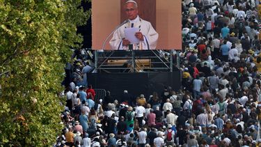 Worshippers watch a giant screen broadcasting Pope Leo XIV celebrating a solemn outdoor mass at Place de la Concorde, central Paris, on September 26, 2026 on the second day of his visit to France. Pope Leo XIV celebrates an open-air mass for hundreds of thousands of believers on the Champs Elysees in Paris, after saying it was possible to 