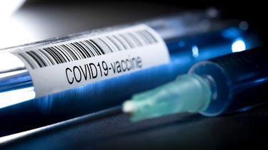 Op deze foto zie je een illustratieve foto van reageerbuisjes met een medicijn of vaccin tegen het COVID-19 coronavirus.