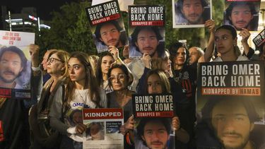 2023-11-25 19:02:40 Relatives, friends and supporters of 21-year-old Omer Shem Tov, held hostage in Gaza since the October 7 attack by Hamas militants in southern Israel, take part in a protest to ask for the release of Israeli hostages in Tel Aviv on November 25, 2023. 
GIL COHEN-MAGEN / AFP