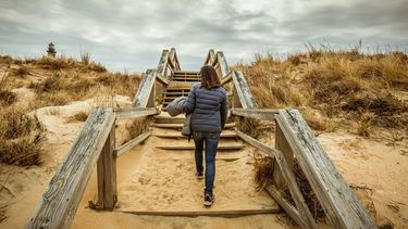 opgebiecht-wandelen-buurvrouw