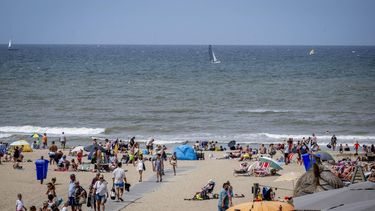 KATWIJK AAN ZEE - Badgasten op het strand van Katwijk. Het Nationaal Hitteplan geldt in het midden en zuiden van Nederland vanwege temperaturen boven de 30 graden en een hoge zonkracht. ROBIN UTRECHT / ANP