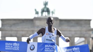 Kipchoge verbreekt wereldrecord marathon