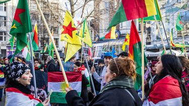 AMSTERDAM - Enkele honderden mensen demonstreren op het Leidseplein voor vrede in de Syrische regio Rojava waar het Syrische regeringsleger vecht tegen Koerdische strijdkrachten. Veel demonstranten zwaaiden met Koerdische vlaggen en riepen op tot vrede. DINGENA MOL / ANP