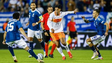 THESSALONIKI - Thanasis Androutsos van Griekenland, Tijjani Reijnders van Nederland, Dimitris Kourbelis van Griekenland (l-r) tijdens de UEFA Nations League-wedstrijd tussen Griekenland en Nederland in het Toumba stadion op 1 oktober 2026 in Griekenland. KOEN VAN WEEL / ANP