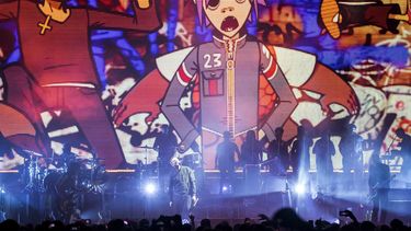 Rapper Gorillaz valt tijdens festival van podium 
