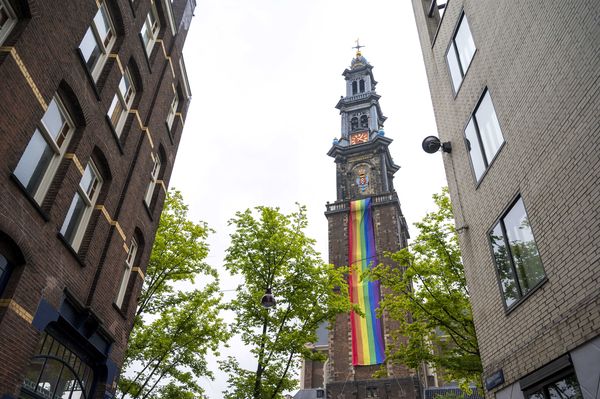 Een foto van een Pridevlag aan de Westerkerk in Amsterdam