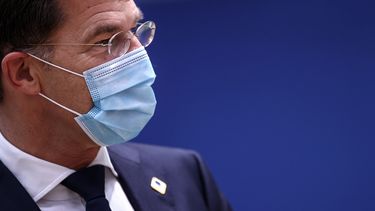 Op deze foto is premier Rutte te zien met een mondkapje.