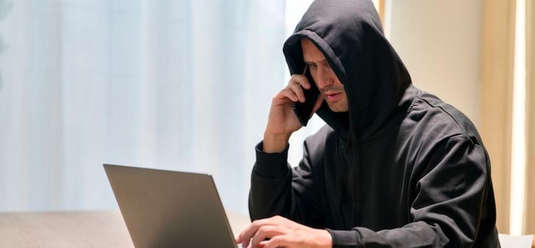 Politie verspreidt foto's van (mogelijke) oplichters: 'Meld je, of je staat herkenbaar online'