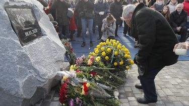Op deze foto is een man te zien die rouwt om zijn familieleden die om het leven kwamen bij de crash van een Oekrains vliegtuig in Iran.
