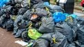 Vuilnis blijft in Utrecht liggen als gevolg van staking van vuilnisophalers.