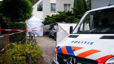 De politie is onder leiding van het Openbaar Ministerie bezig met een groot onderzoek. Vandaag werd er de hele dag onderzoek gedaan in en rond de woning, die met witte schermen is afgezet.