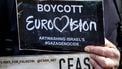 AMSTERDAM - Voor de deur van AFAS live demonstreren actievoerders voor aanvang van Eurovision in Concert om deelnemers en publiek te bewegen zich terug te trekken van het Eurovisiesongfestival. Ruim tweehonderdvijftig Nederlandse artiesten en kunstenaars ondertekenden een open brief met de oproep aan Joost Klein het Eurovision 2024 te boycotten om de deelname van Israel. ANP REMKO DE WAAL