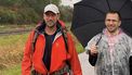 Op deze foto zijn de twee horecaondernemers te zien, ze wandelen door de regen.
