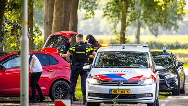 OVERASSELT - De politie houdt een automobilist staande in het Gelderse Overasselt na een schietincident. Een persoon is overleden en twee politieagenten raakten gewond. ROB ENGELAAR / ANP