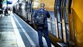 AMSTERDAM - Een conducteur van de NS aan het werk tijdens de ochtendspits op station Amsterdam Zuid. Als gevolg van het personeelstekort bij het vervoersbedrijf rijden er op een aantal trajecten minder treinen. ANP RAMON VAN FLYMEN Drama met de trein? Om deze redenen kun je je geld bij de NS terugvragen. geld terug ns