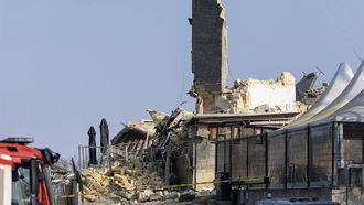 VALKENBURG - Werkers bij de Wilhelminatoren in Valkenburg die is ingestort. De uitkijktoren op de Heunsberg, een rijksmonument, is een bekende trekpleister in de Zuid-Limburgse plaats. ANP MARCEL VAN HOORN