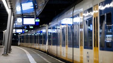UTRECHT - Een trein bij een leeg perron tijdens een staking van ProRail waarbij verkeersleidingsposten het traject tussen Utrecht en Amersfoort tijdelijk stil leggen. Door de staking rijden er ook geen treinen plaatsen als Alphen aan den Rijn, Ede, Geldermalsen, Gouda en Hilversum. ANP SEM VAN DER WAL