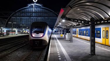 AMSTERDAM - Een leeg perron op treinstation Amsterdam Centraal. Door een staking van ProRail-medewerkers bij de verkeersleidingsposten in Amsterdam en Alkmaar, rijden in heel Noord-Holland geen treinen tijdens de ochtendspits. ANP RAMON VAN FLYMEN