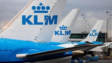 SCHIPHOL - Bagagemedewerkers van KLM laden koffers uit een vliegtuig op luchthaven Schiphol. ANP JEFFREY GROENEWEG
