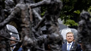 AMSTERDAM - Koning Willem-Alexander tijdens de Nationale Herdenking Slavernijverleden in het Oosterpark. Dit jaar is het 150 jaar geleden dat er een einde kwam aan de slavernij in de Nederlandse kolonien. ANP POOL REMKO DE WAAL