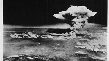 Een zwart-wit-foto van de aanval op Hiroshima. 