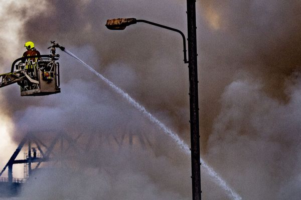 Brandende matrassen zorgen voor veel rook Rotterdam
