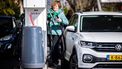 LOMMEL - Nederlandse automobilisten bij een tankstation net over de Belgische grens. De prijzen voor diesel en benzine zijn in Nederland flink gestegen door de oorlog in het Midden-Oosten. In de buurlanden liggen de prijzen lager. ROB ENGELAAR / ANP