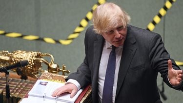 Op deze foto zie je de Premier Boris Johnson die het parlement toespreekt. Britten balen van brexit, meerderheid wil in de EU blijven