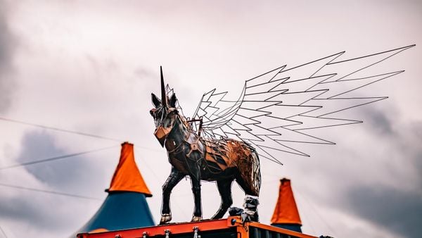 Foto van een eenhoorn op een festival
