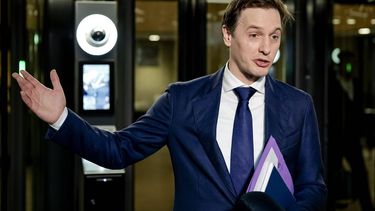 DEN HAAG - Laurens Dassen (VOLT)  voorafgaand aan een nieuwe gespreksronde met Informateur Kim Putters, die gesprekken heeft met alle fractieleiders van de Tweede Kamer. De fractievoorzitters kregen vooral de vraag voorgelegd welke kabinetsvorm zij het beste en haalbaarst achten. ANP ROBIN VAN LONKHUIJSEN