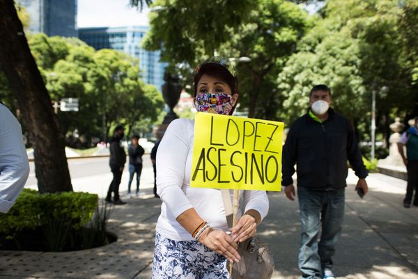 Een foto van een vrouw die protesteert tegen Andres Manuel Lopez Obrador
