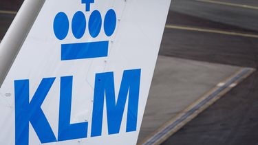 SCHIPHOL - Logo van KLM Royal Dutch Airlines op luchthaven Schiphol. De Polderbaan op Schiphol was anderhalve week buiten gebruik door onderhoudswerkzaamheden waardoor het vliegverkeer extra gebruik maakte van andere banen zoals de Zwanenburgbaan, Buitenveldertbaan en de Schiphol-Oostbaan. ANP KOEN VAN WEEL