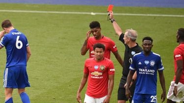 Een foto van een speler van Leicester City die een rode kaart krijgt