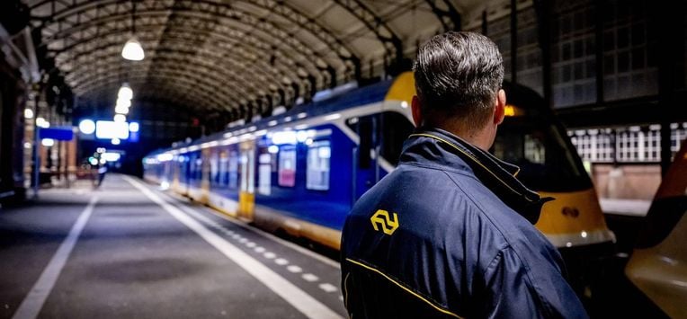 DEN HAAG - Op het perron van Station Den Haag Hollands Spoor werd om dertig minuten over tien in de avond het treinverkeer voor drie minuten stil gelegd. Aanleiding was een mishandeling van een hoofdconducteur en een machinist. ANP ROBIN UTRECHT
