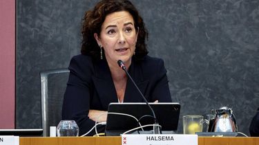 AMSTERDAM - Burgemeester Femke Halsema tijdens een spoeddebat in de Amsterdamse gemeenteraad over de pro-Palestijnse protesten op het terrein van de Universiteit van Amsterdam (UvA) en het optreden van de politie. De protesten begonnen bij de UvA-campus op het Roeterseiland in Amsterdam, waar betogers tenten opzetten en mondden uit in verschillende acties, verspreid door de binnenstad. ANP RAMON VAN FLYMEN