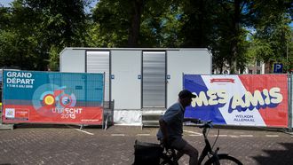 een foto van een tijdelijk toilet, eerder bij de Tour de France in Utrecht