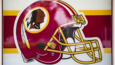 Op deze foto zie je het logo van footballclub Redskins