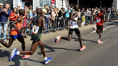 Op deze foto zie je de kopgroep met links Marius Kipserem passeert de kubuswoningen tijdens de 39e editie van de NN marathon van Rotterdam.