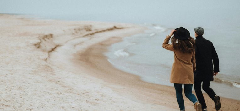 stel loopt op het strand