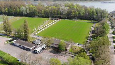 Overzichtsbeeld vanuit droneperspectief van een voetbalveld
