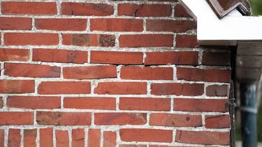 LOPPERSUM - Schade aan een woning in het Groningse dorp Loppersum. Na zestig jaar stopt de gaswinning in Groningen vanwege de aardbevingsrisico's en het leed dat de inwoners is aangedaan. ANP JEROEN JUMELET