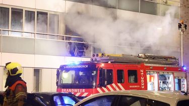 DEN BOSCH - Door een balkonbrand bij een flat aan de Admiraliteitslaan in Den Bosch is tijdens nieuwjaarsnacht een 2-jarig kind zwaargewond geraakt. Het kind is naar het ziekenhuis gebracht. ANP MEESTERS MULTI MEDIA