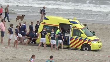 Haarlemse rugbyspelers helpen ambulance uit zand