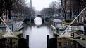 Klap voor Amsterdamse schaatsers; schipper vernielt grachtijs 