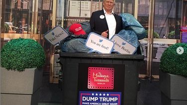 Op deze foto is te zien hoe het beeld van Trump in de vuilnisbak is beland