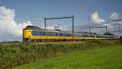 AKKRUM - Een NS trein op het spoor in het noorden van het land. Reizigers ondervinden de komende jaren meer hinder van onderhoud op het spoor. Spoorbeheerder ProRail zegt het werk vaker overdag en doordeweeks te moeten doen. Volgend jaar is dat vooral te merken in Friesland, maar ook het goederenvervoer op de Rotterdamse Havenspoorlijn en de Betuweroute wordt getroffen. ANP JILMER POSTMA