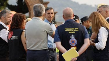 epa13131542 Spanish Prime Minister Pedro Sanchez (C) visits the firefighters’ control center in the village of Cenicientos, Madrid, Spain, 25 July 2026. The fires have forced 60,000 residents from their homes and burned more than 20,000 hectares.  EPA/MARISCAL