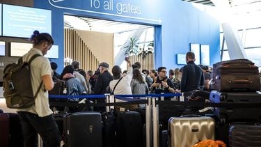 EINDHOVEN - Reizigers op vliegveld Eindhoven Airport staan langer in de rij door een technische storing in het afhandelingssysteem van de bagage. Eerder deze maand was het bagage-afhandelingssysteem van Eindhoven Airport ook kapot en ondervonden passagiers hinder doordat zij niet konden inchecken. ANP ROB ENGELAAR